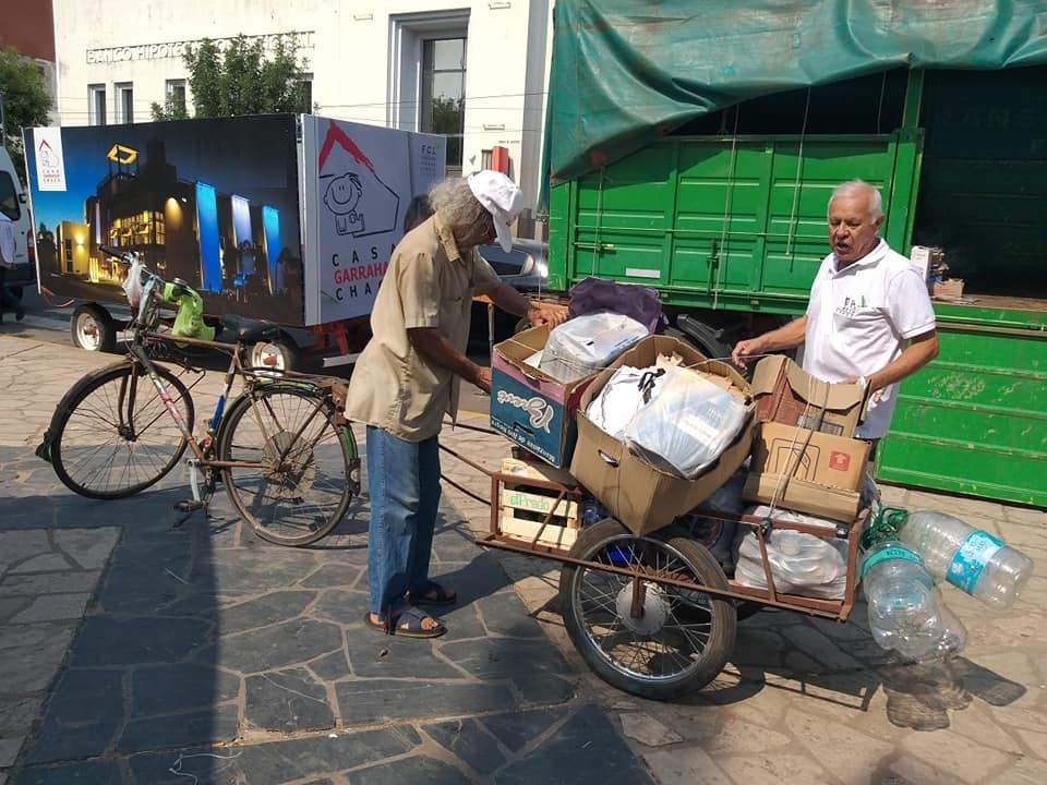 Tapitas, pastelitos y perritos
