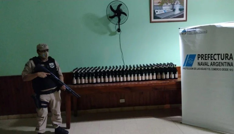 Monte Caseros: secuestran 200 botellas de ferné abandonadas en la costa del rio Uruguay