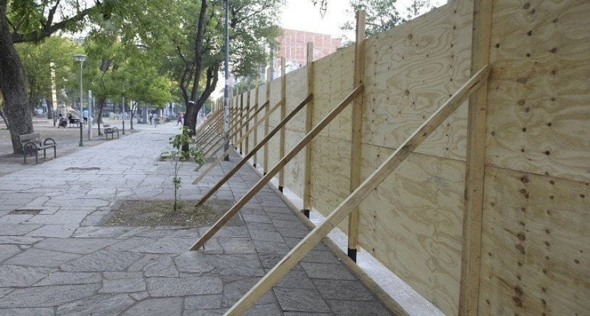 Crece la confrontación por los costos de obras en plaza 25 de mayo