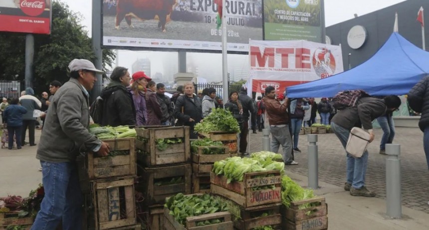 Panazo, verdurazo y chorimóvil frente a la Sociedad Rural en Bs. As