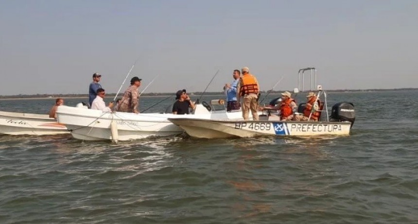 Sancionan a pescadores que anclaron sus lanchas en el canal de navegación